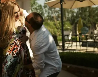 Жаркая страсть тайных любовников в красивом, романтическом месте