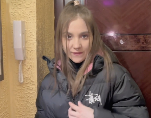 А твоя девушка уже уехала??